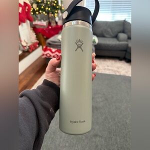 Hydro Flask Olive\sage Green 24oz metal Water Bottle 26 oz some scratches top